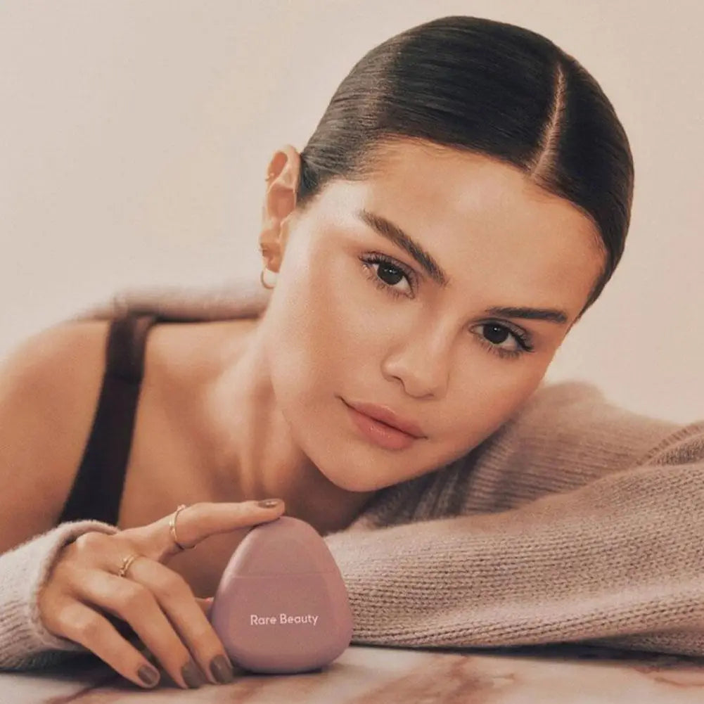 Crème pour les mains Rare Beauty Find Comfort Fragrance Serie : Hydrate et nourrit, améliore la sécheresse, texture légère et absorption rapide.