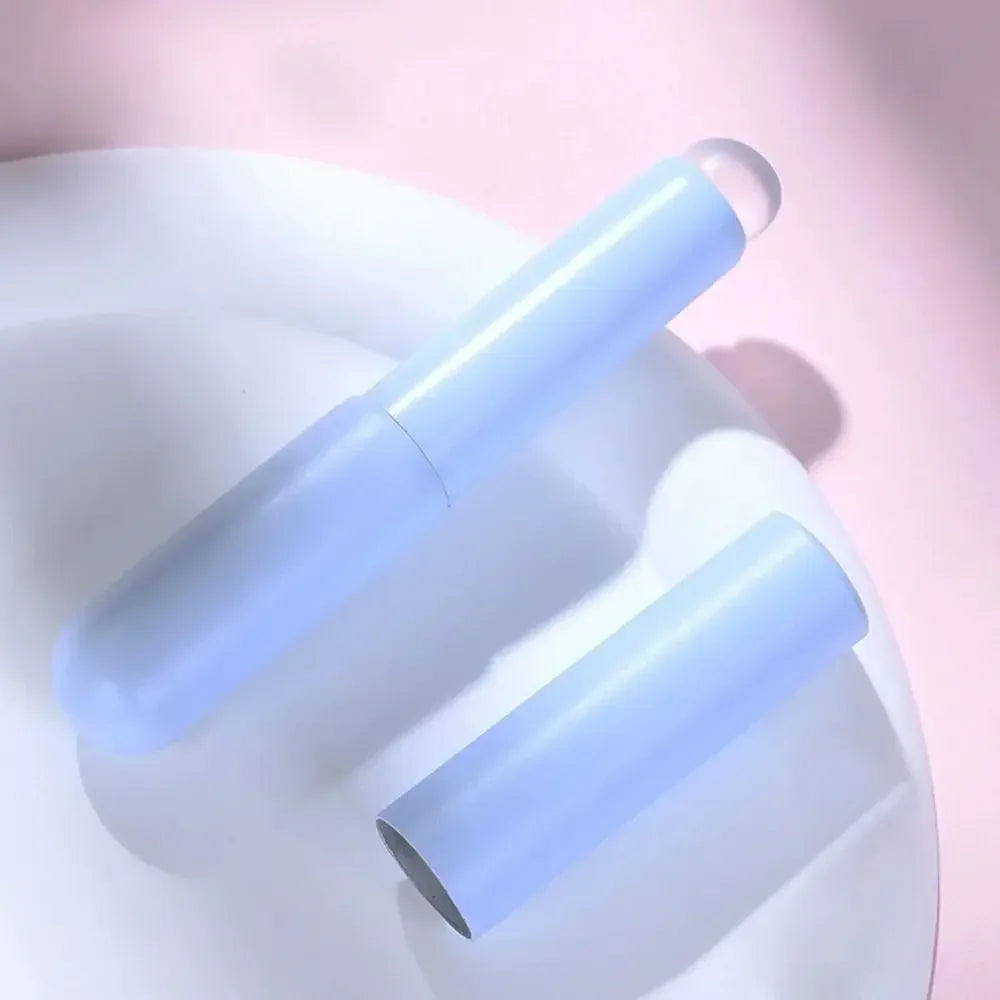 Pinceau à lèvres rétractable, outil de maquillage portable, avec capuchon de protection, pour les yeux et les lèvres.